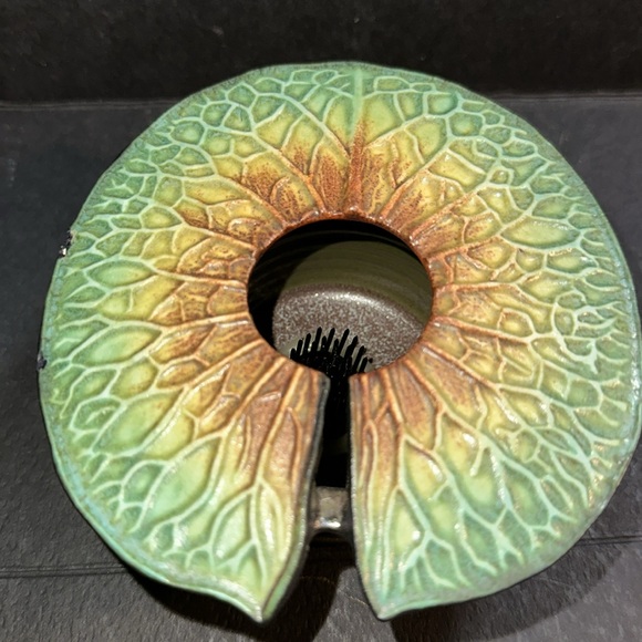 Unique Green Pottery Ikebana Lily Pad w/Copper Tone Base Signed Jonathan Bullock - Picture 2 of 6